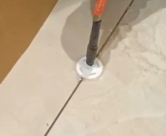 自贡市瓷砖空鼓维修公司专业解答瓷砖在铺贴过程中，如果没有涂抹均匀到位的粘结材料（如水泥砂浆或瓷砖胶），可能会导致以下问题