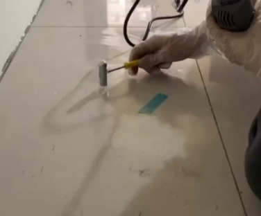 自贡市瓷砖开裂维修公司专业分享瓷砖在铺贴前如果没有沥干水分，将会导致以下问题