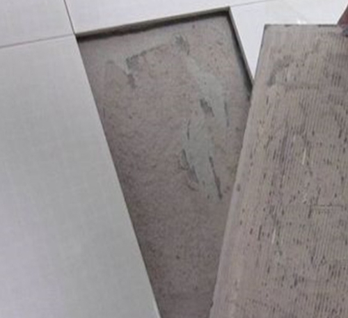 自贡市瓷砖空鼓维修公司分享瓷砖铺贴时如果打浆（即涂抹在瓷砖背面和基层上的砂浆或瓷砖胶）过少，会带来以下问题